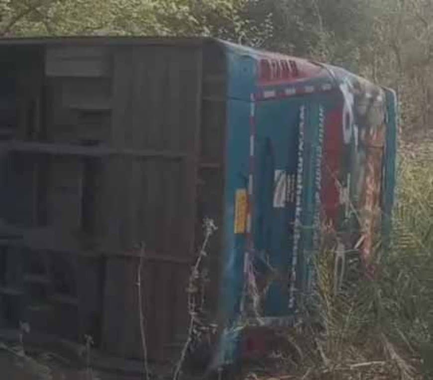 मध्यप्रदेश: टीकमगढ़ में सागर रोड पर पलटी बस, 15 यात्री घायल