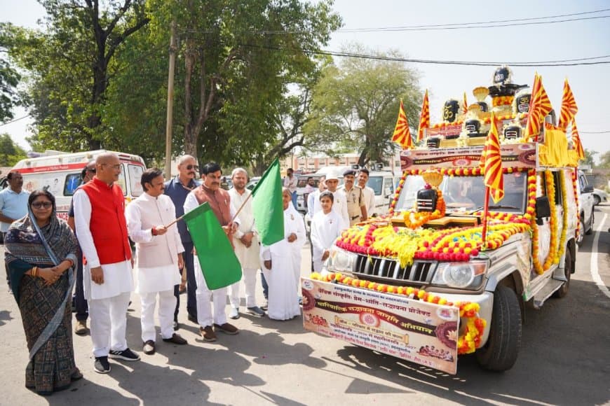 मुख्यमंत्री ने रीवा में ब्रह्माकुमारी परिवार के,पारिवारिक सद्भावना जागृति अभियान के रथ को हरी झंडी दिखाकर रवाना किया।