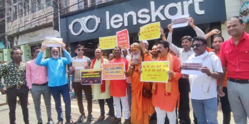 भोपाल के व्यस्ततम न्यू मार्केट (रोशनपुरा) इलाके में हिंदू संगठनों के कार्यकर्ताओं ने शोरूम के बाहर एकत्रित होकर उग्र प्रदर्शन किया