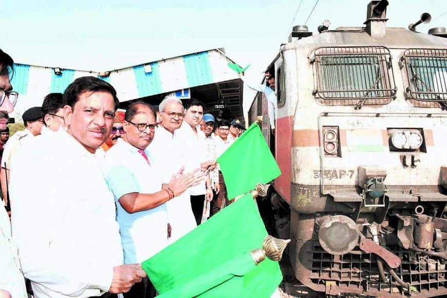 रीवा से मुंबई सुपरफास्ट ट्रेन पहली बार नए नंबर के साथ रवाना