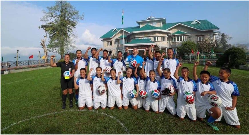 सिक्किम: पीएम का दिखा अनोखा अंदाज... जब गंगटोक में युवाओं संग खेली फुटबॉल.. लगाए दना-दन गोल पर गोल