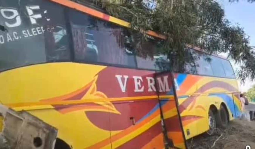 मध्यप्रदेश: भोपाल-इंदौर हाईवे पर भीषण हादसा...बेकाबू तेज रफ्तार बस पेड़ से टकराई,  एक की मौत