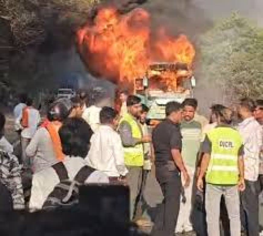 देवास बस हादसा: रीवा-सूरत बस में लगी भीषण आग, बाल-बाल बचे 40 यात्री