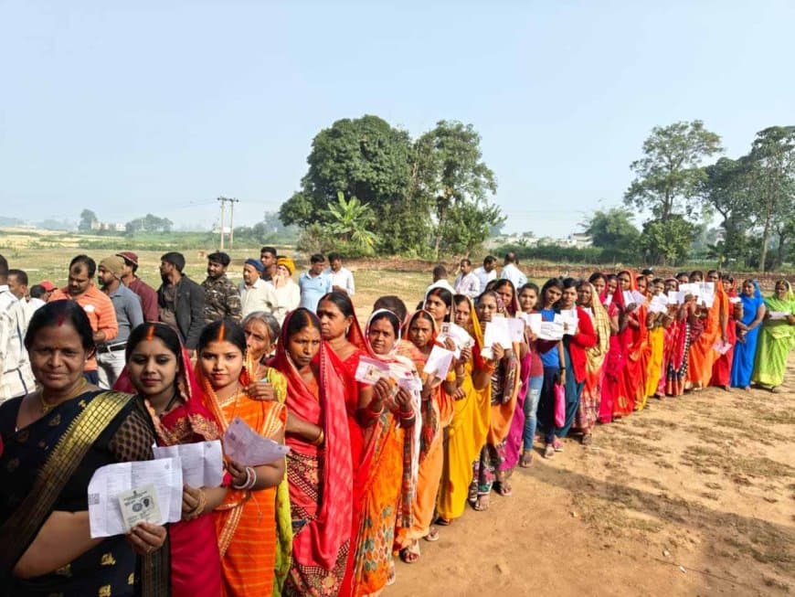 पश्चिम बंगाल: 142 सीटों पर हो रहा मतदान...कोलकाता में बूथ पर हंगामा... नादिया में भाजपा एजेंट पर हमला