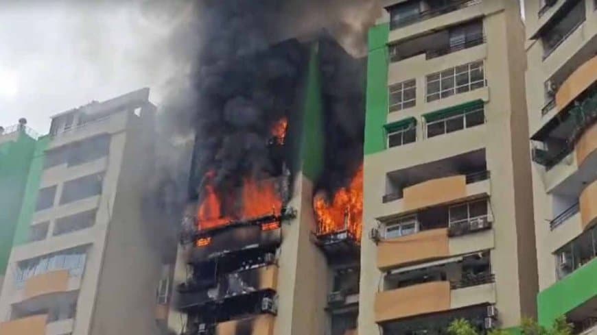 उत्तरप्रदेश में हड़कंप: गाजियाबाद में 15 मंजिला बिल्डिंग में आग... छह फ्लोर खाक, घर छोड़कर भागे रहवासी