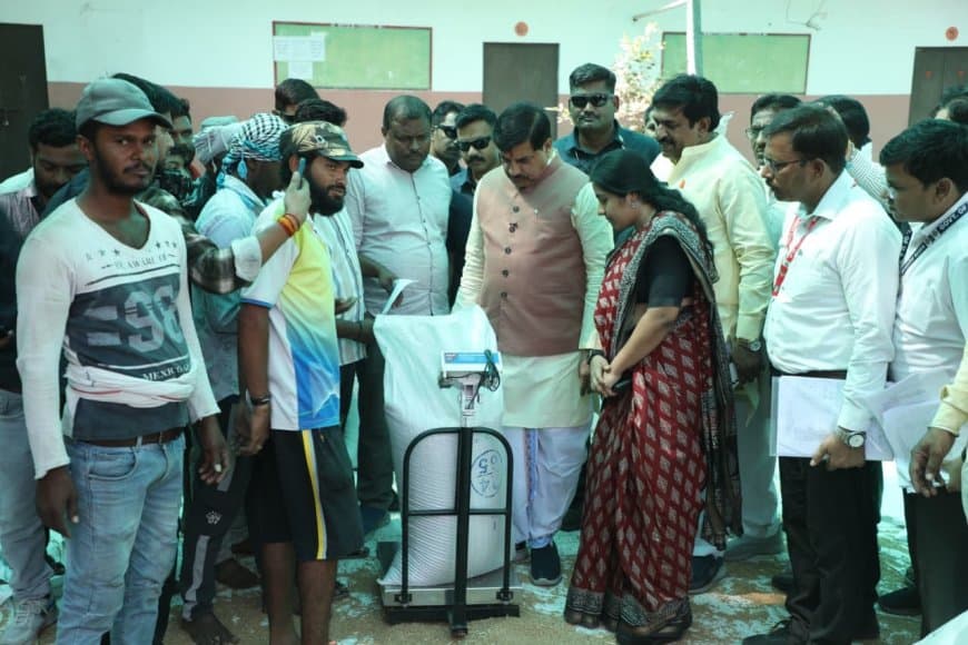 मध्यप्रदेश: महेश्वर में अचानक गेहूं खरीदी केंद्र पहुंचे सीएम... अफसरों और कर्मचारियों की फूली सांस 