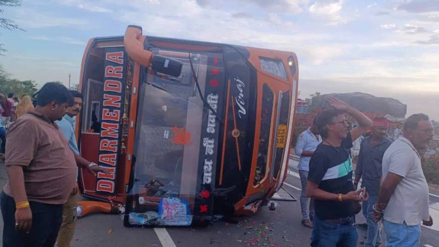 मध्यप्रदेश: मातम में बदलीं खुशियां... बारातियों से भरी बस पलटी... तीन की मौत.. आठ की हालत गंभीर,