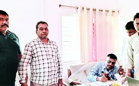 बेदखली का डर दिखाकर रिश्वत मांगने वाला तहसील बाबू लोकायुक्त जाल में फंसा