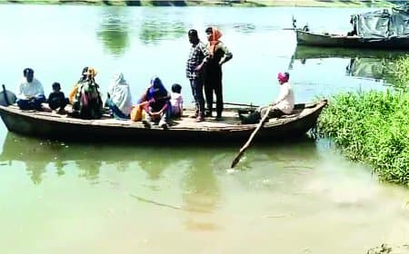 टमस नदी में बिना सुरक्षा दौड़ रहीं ओवरलोड नावें, हर दिन मौत का खतरा