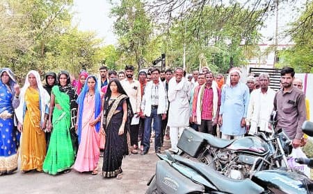 तेंदूपत्ता डेली को लेकर ग्रामीणों का फूटा गुस्सा रेंजर व नोडल अधिकारी पर लगाए पक्षपात के आरोप