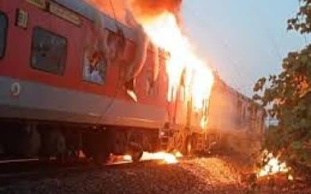 बड़ा रेल हादसा: त्रिवेंद्रम-निजामुद्दीन राजधानी एक्सप्रेस के 2 कोच में लगी भीषण आग, बाल-बाल बचे 68 यात्री