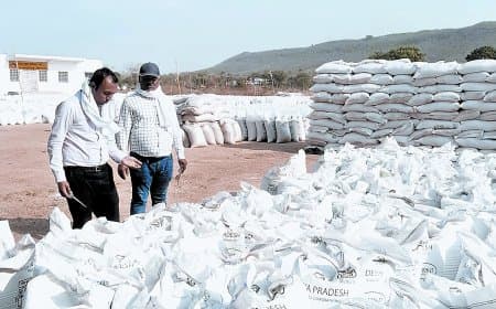 गेहूं उठाव में सुस्ती से अटका किसानों का भुगतान, प्रशासन ने दी कड़ी चेतावनी