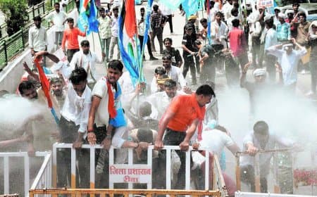 डिप्टी सीएम के आवास का घेराव करने जा रहे कार्यकर्ताओं को रास्ते में रोका, चलाना पड़ा वाटर कैनन, आंसू गैस