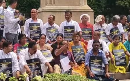 पश्चिम बंगाल: हार के बाद संकट में TMC? ममता बनर्जी के प्रदर्शन से 46 विधायक रहे गायब