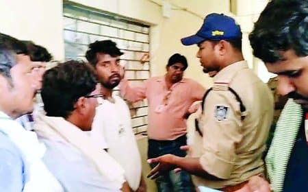 युवक से मारपीट मामले में आरक्षक सहित चार पर एफआईआर दर्ज
