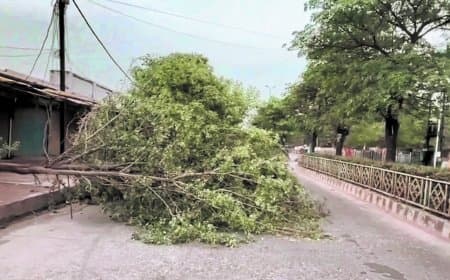 आंधी और बूंदाबांदी से बदला मौसम, चौबीस घंटों में छह डिग्री गिरा