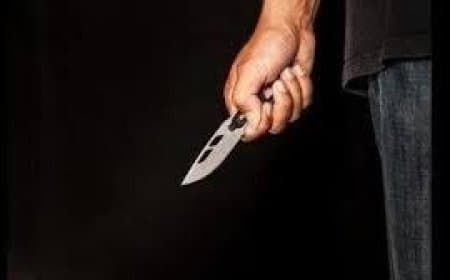 जिला न्यायालय में पुलिस चौकी के सामने आरोपी पर चाकू से हमला, मची अफरा-तफरी