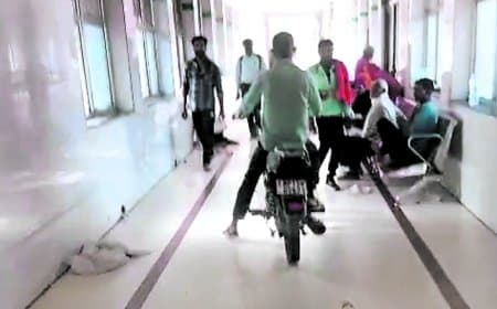 बाइक लेकर अस्पताल के वार्ड तक पहुंचा युवक, स्ट्रेचर न मिलने का आरोप