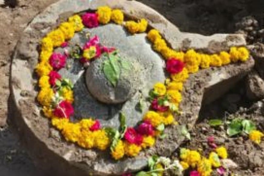 उज्जैन महाकाल मंदिर परिसर में खुदाई के दौरान निकला प्राचीन शिवलिंग, दर्शन के लिए उमड़ी भीड़