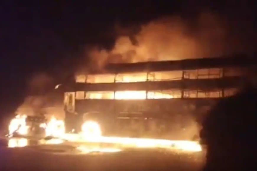 यूपी: लखनऊ एक्सप्रेसवे पर कंटेनर-बस की भिड़ंत... लगी आग, ड्राइवर जिंदा जला... 24 यात्री झुलसे 
