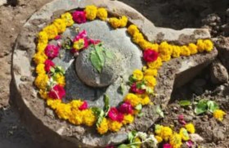 उज्जैन महाकाल मंदिर परिसर में खुदाई के दौरान निकला प्राचीन शिवलिंग, दर्शन के लिए उमड़ी भीड़