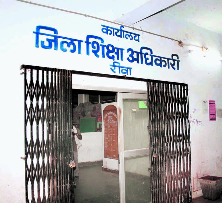 डीईओ को निलंबित करने कलेक्टर ने कमिश्नर के पास भेजा था प्रस्ताव, अतिरिक्त आरोप पत्र जारी कर बचाया