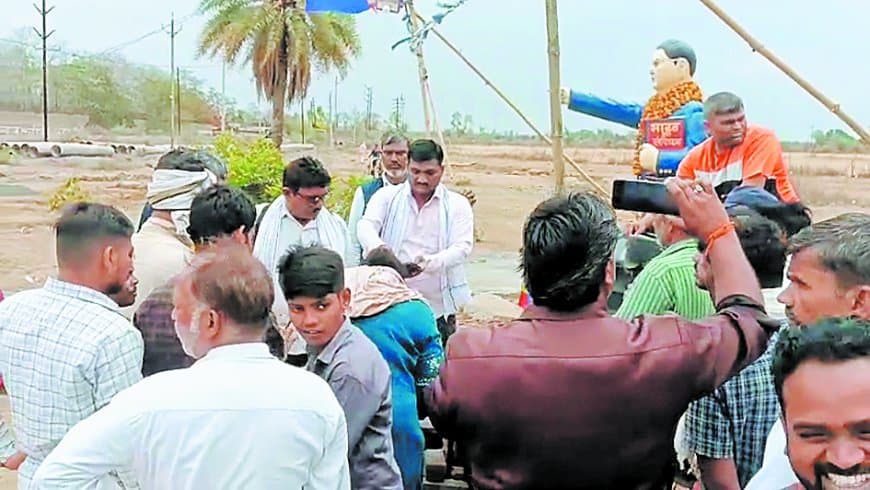 विवादित जमीन पर स्थापित अंबेडकर प्रतिमा खंडित होने पर चकाजाम की कोशिश