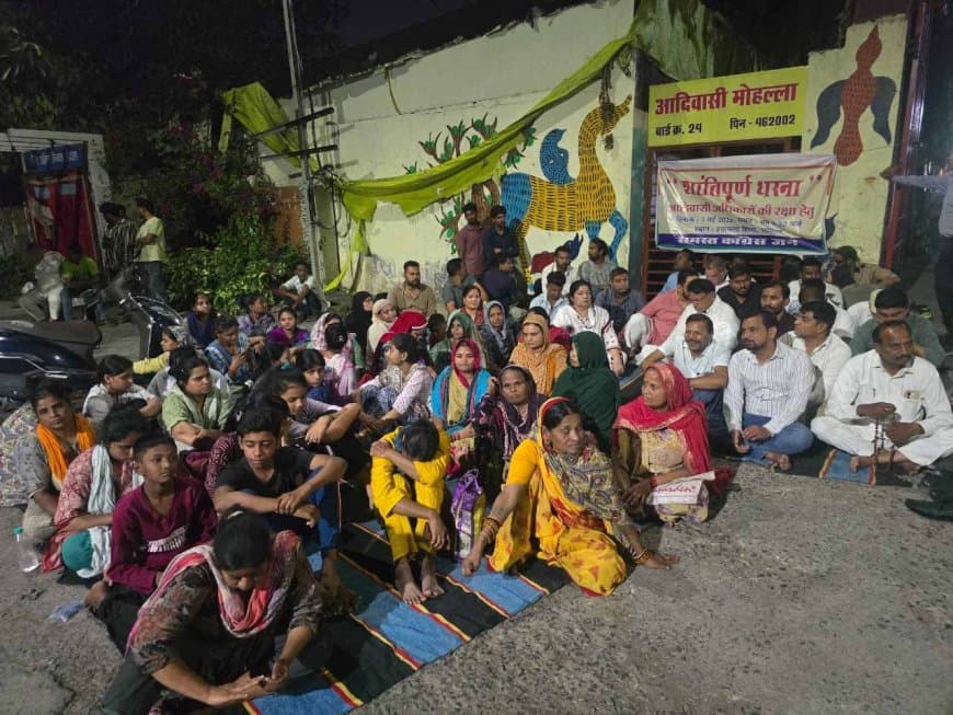 कार्रवाई के विरोध में देर रात पूर्व मंत्री पीसी शर्मा, नेता प्रतिपक्ष शबिस्ता जकी सहित कांग्रेस नेता धरने पर बैठे।
