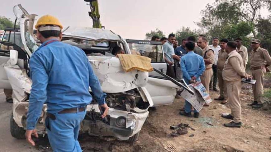 उत्तरप्रदेश: भीषण सड़क हादसा... जालौन में 100 की रफ्तार में ट्रक में घुसी टवेरा... छह लोगों की मौत, चार गंभीर 