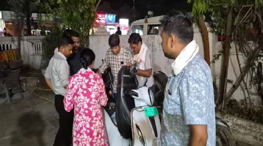 मध्यप्रदेश: दमोह में शिक्षा विभाग के तीन रिश्वतखोरों को सड़क पर 80 हजार लेते लोकायुक्त ने रंगे हाथ पकड़ा