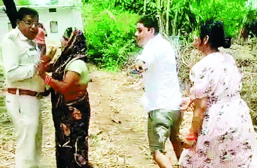 रीवा में पुलिस टीम पर हमला, चोरी जांच में ग्रामीणों ने वर्दी फाड़ी