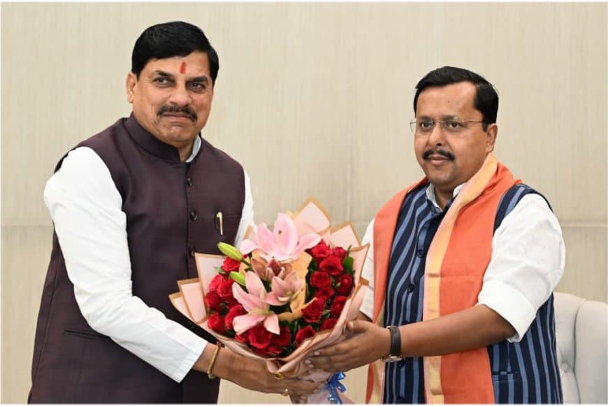 मुख्यमंत्री ने नई दिल्ली में राष्ट्रीय अध्यक्ष को पुष्प-गुच्छ भेंट कर सौजन्य मुलाकात की और समसामयिक विषयों पर चर्चा की।