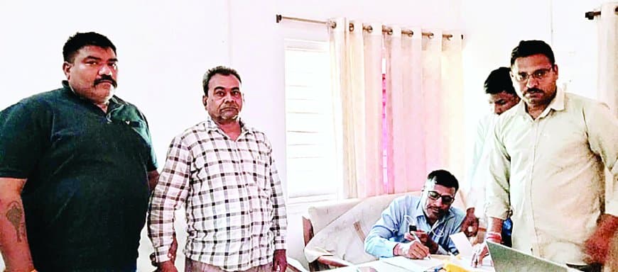 बेदखली का डर दिखाकर रिश्वत मांगने वाला तहसील बाबू लोकायुक्त जाल में फंसा