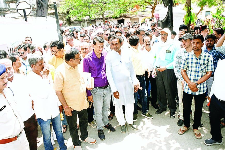 कलेक्टर और सीईओ को हटाने की मांग कर्मचारियों ने घेरा कमिश्नर कार्यालय