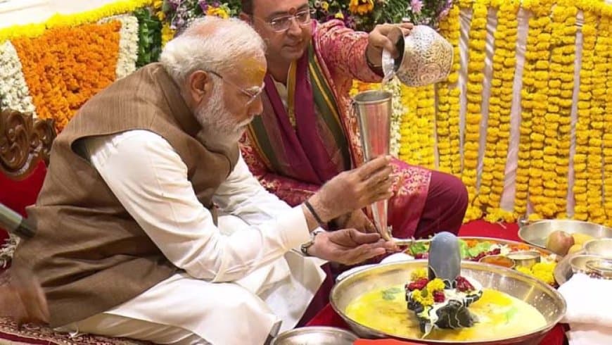 सोमनाथ में रोड शो करने के बाद प्रधानमंत्री नरेंद्र मोदी सोमनाथ मंदिर पहुंचे, जहां उन्होंने कुंभाभिषेक और पूजा अर्चना की।