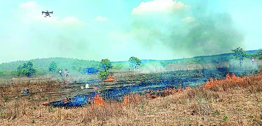 अब जंगल में लगी आग बुझाएगा ड्रोन, पन्ना में पहली बार एरियल फायर फाइटिंग का ट्रायल