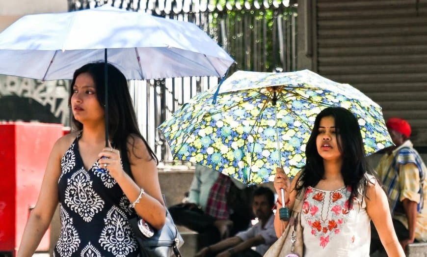 मई की झुलसाने वाली तपन में पूरा देश भट्ठी की तरह तप रहा है।