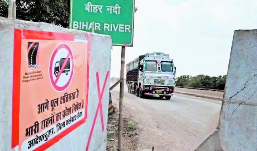 डेढ़ महीने इंतजार में बीत गए, क्षतिग्रस्त पुल नहीं बना लेकिन बायपास का काम कंपनी ने दनादन कर डाला