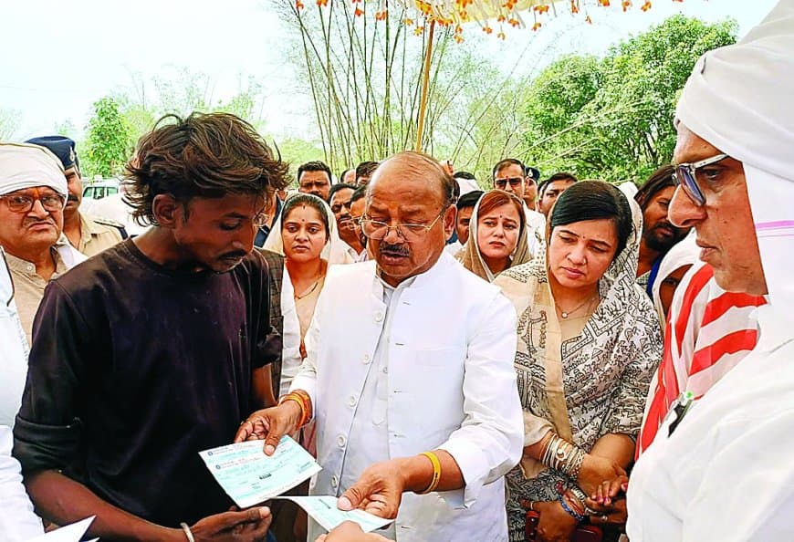 तीन मासूमों को खोने वाले परिवार के साथ खड़ा हुआ शासन और समाज