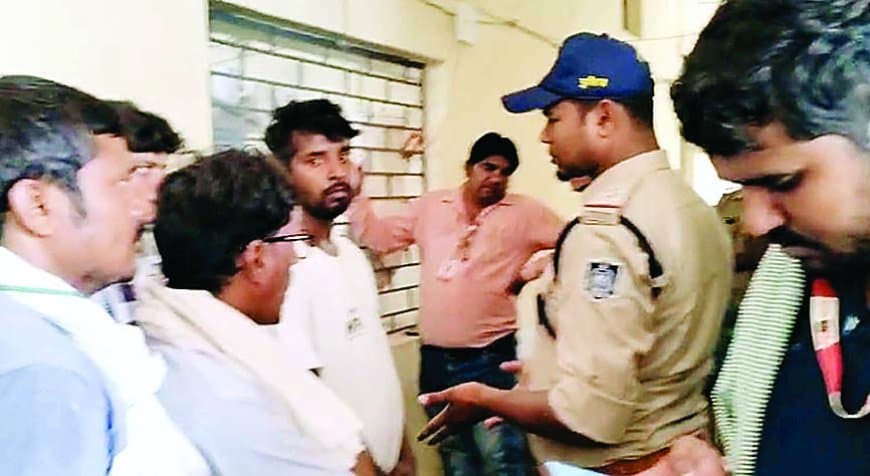 युवक से मारपीट मामले में आरक्षक सहित चार पर एफआईआर दर्ज