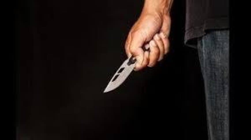 जिला न्यायालय में पुलिस चौकी के सामने आरोपी पर चाकू से हमला, मची अफरा-तफरी