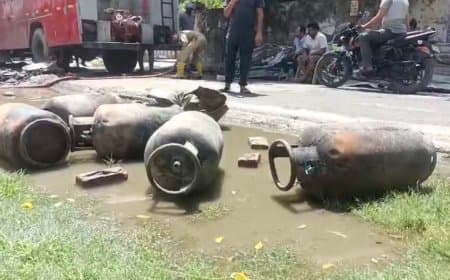 दिल्ली में फिर हादसा... मुकुंदपुर में फटा गैस सिलेंडर, गिरी इमारत... एक मलबे में दबे कई लोगों को बचाया 