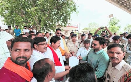 रेल रोको आंदोलन से झुका प्रशासन, ओवरब्रिज पूरा करने का आश्वासन