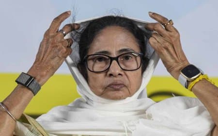 पश्चिम बंगाल में देशद्रोह का केस दर्ज... पूर्व सीएम ममता बनर्जी को तुरंत गिरफ्तार करने की मांग 