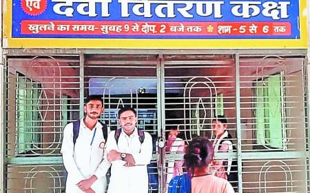 जिला अस्पताल ओपीडी में बंद हुईं छात्राएं, कर्मचारियों की लापरवाही उजागर हुई