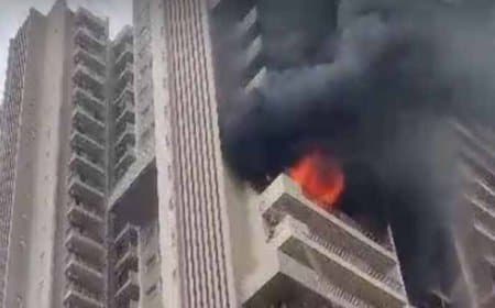 नोएडा में मचा हड़कंप: 28 मंजिला इमारत के 12वें फ्लोर पर धधकी आग... बुझाने में जुटे दमकलकर्मी