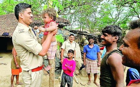 निर्माणाधीन गड्ढे में गिरा मासूम, दो घंटे बाद सुरक्षित निकाला गया