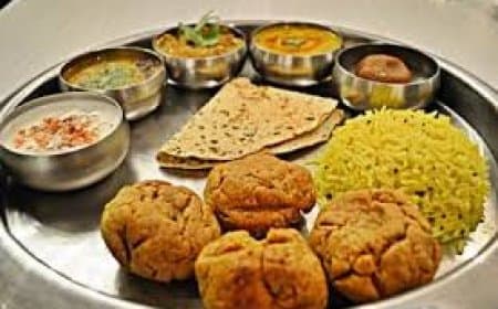 Vastu Tips For Eating: घर की इन 5 जगहों पर बैठकर कभी न खाएं खाना, छा जाएगी कंगाली और बीमारियां