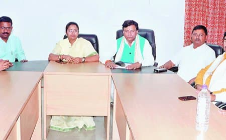 विकास कार्यों की समीक्षा में सड़कें, जलनिकासी और अव्यवस्थाएं बनी मुद्दा