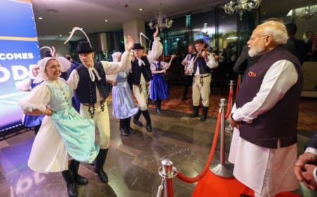 मोदी स्लोवाकिया पहुंचने वाले पहले भारतीय प्रधानमंत्री... वंदे मातरम् और ब्रेड-नमक से हुआ पारंपरिक स्वागत 